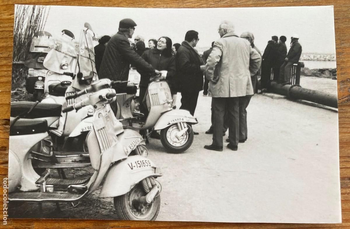 Fotograf&iacute;a antigua: FOTOGRAFIA VESPA CLUB DE VALENCIA A&Ntilde;OS 50 o 60, MIDE 11 x 7 cms.