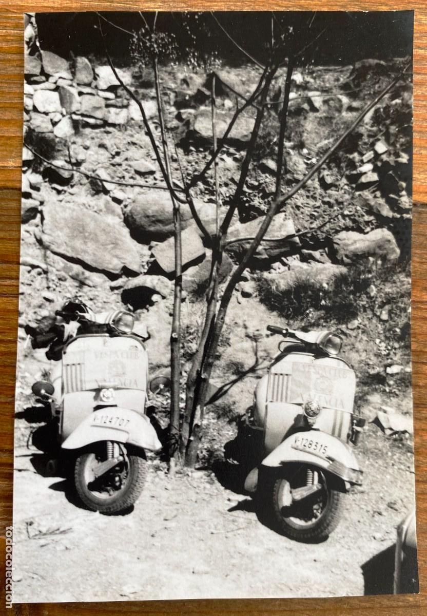 Fotograf&iacute;a antigua: FOTOGRAFIA VESPA CLUB DE VALENCIA A&Ntilde;OS 50 o 60, MIDE 11 x 7 cms.