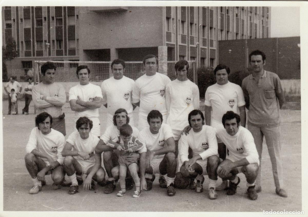 Antique Photography: Equipo de futbol con escudo valenciano, murci&eacute;lago. Lo Rat Penat. Futbolistas. A&ntilde;os 70. dd