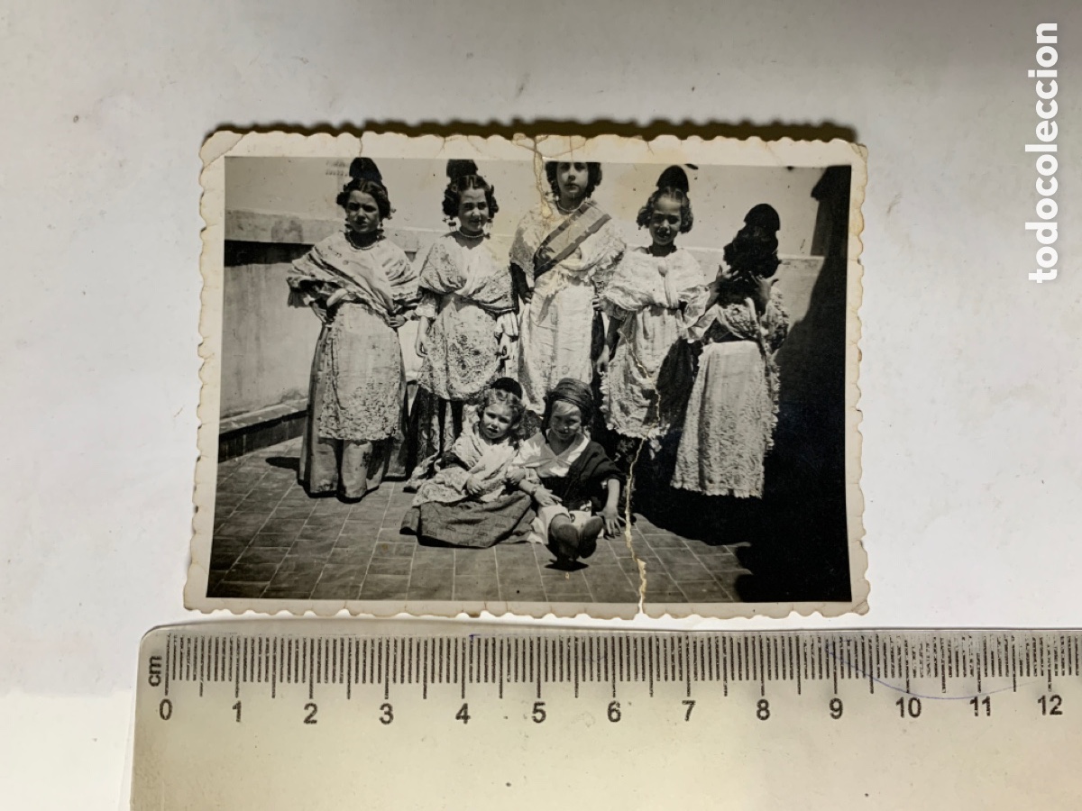 Fotograf&iacute;a antigua: FOTO. FALLERA MAYOR INFANTIL RODEADA DE ALGUNAS FALLERAS DE SU CORTE. FOT&Oacute;GRAFO?.