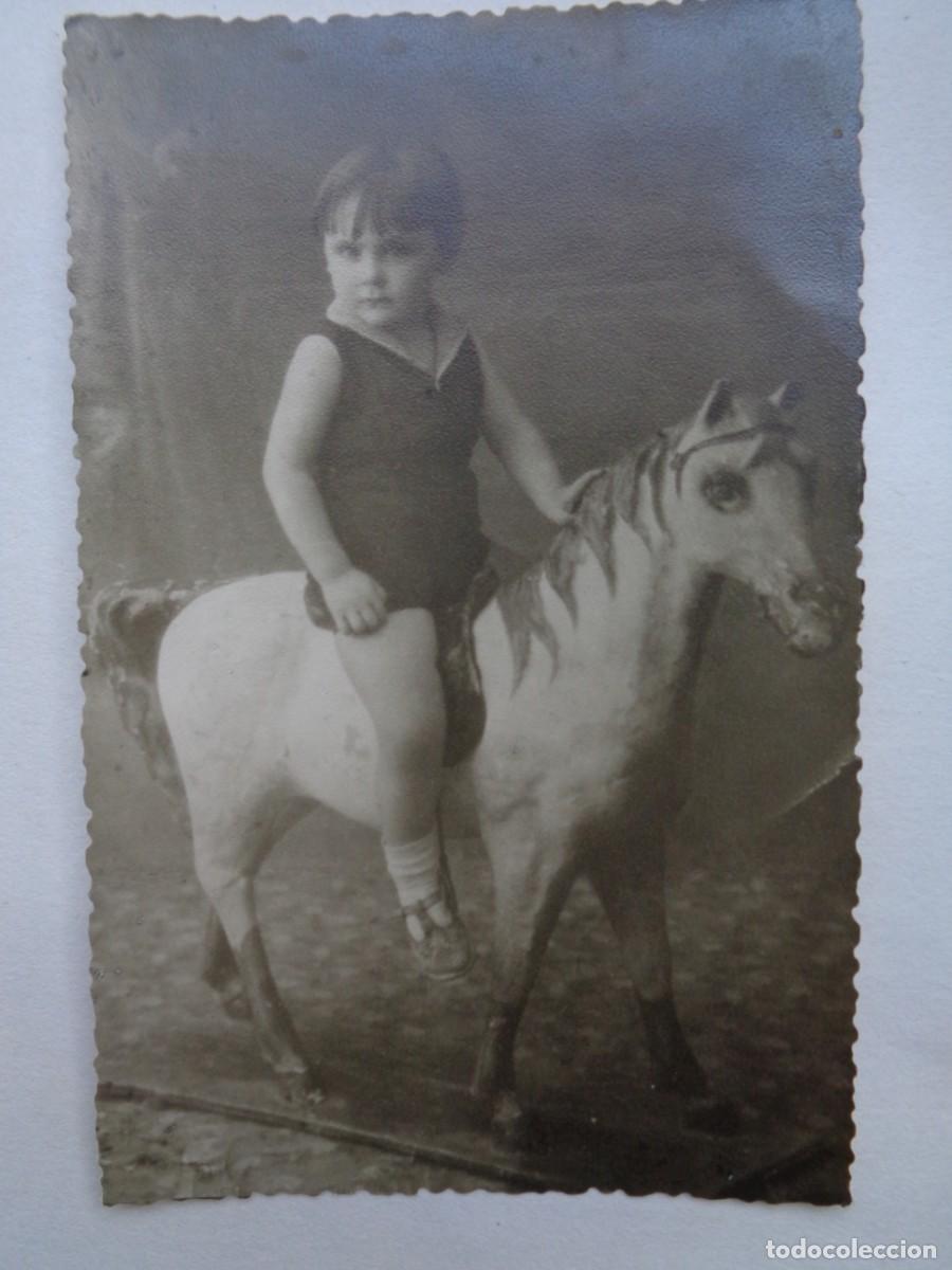 Fotografia antiga: PRECIOSA FOTO DE ESTUDIO DE NI&Ntilde;O EN CABALLITO DE CARTON , 1963