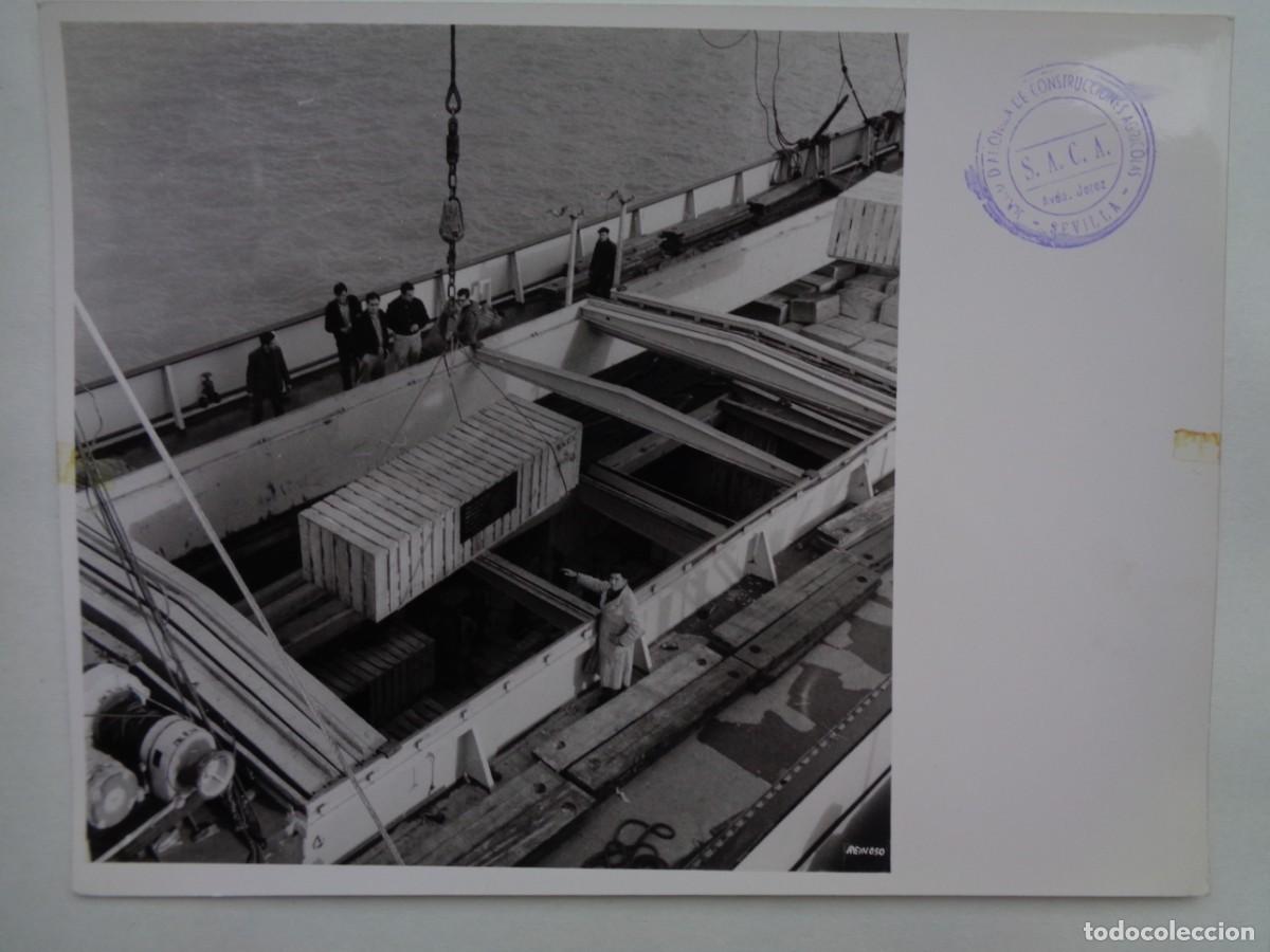 Fotografia antiga: GRAN FOTO DE OPERARIOS DESCARGANDO TRACTORES DE UN BARCO. S.A.C.A CONSTRUCCIONES AGRICOLAS. SEVILLA