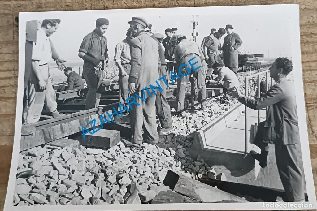 Fotograf&iacute;a antigua: ANTIGUA FOTOGRAFIA, TRABAJOS DE MANTENIMIENTO LINEA FERROVIARIA, FERROCARRIL,102X72MM