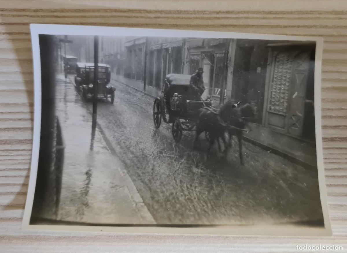 Fotograf&iacute;a antigua: ANTIGUA FOTO ORIGINAL DE UNA CALLE EN DIA DE LLUVIA CON COCHES Y CARRUAJE. A&Ntilde;OS 30