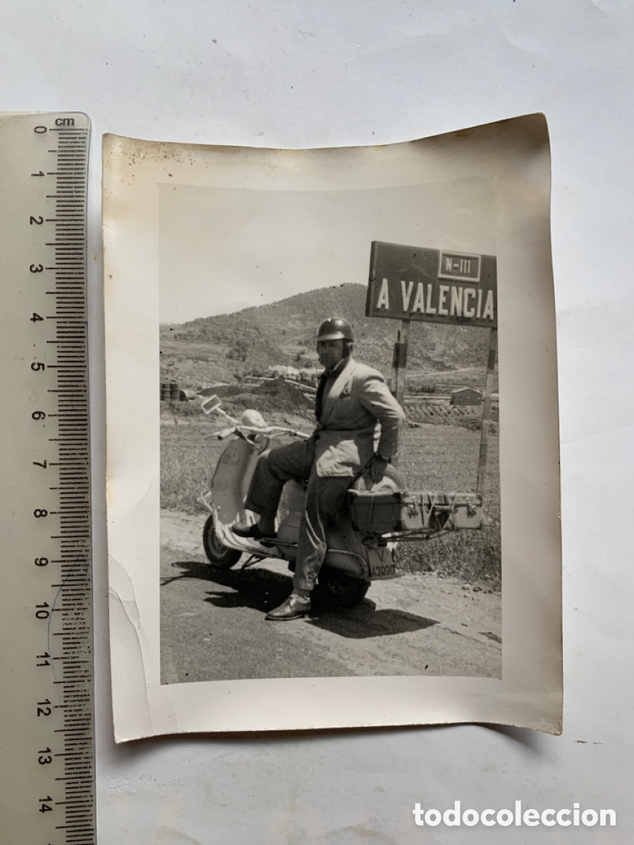 Fotograf&iacute;a antigua: FOTO. CON LA VESPA POR AQUELLA NACIONAL III. FOT&Oacute;GRAFO?. FECHA, 2 JULIO 1958.