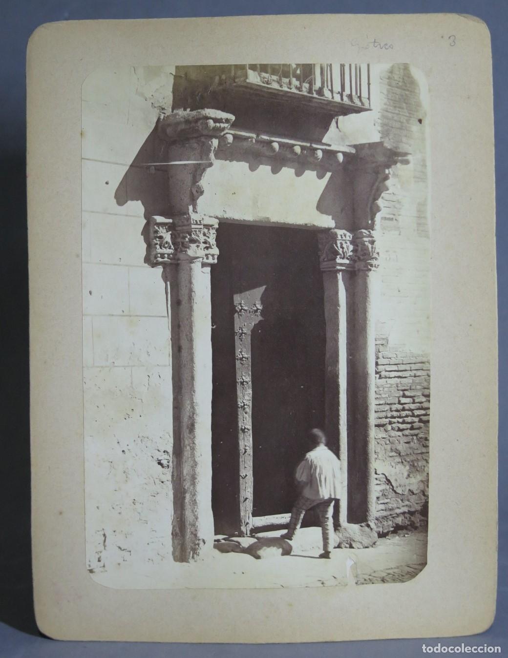 Fotograf&iacute;a antigua: FOTOGRAFIA. FACHADA DE VIVIENDA DE TOLEDO. POSIBLEMENTE CASIANO ALGUACIL (1832-1914)