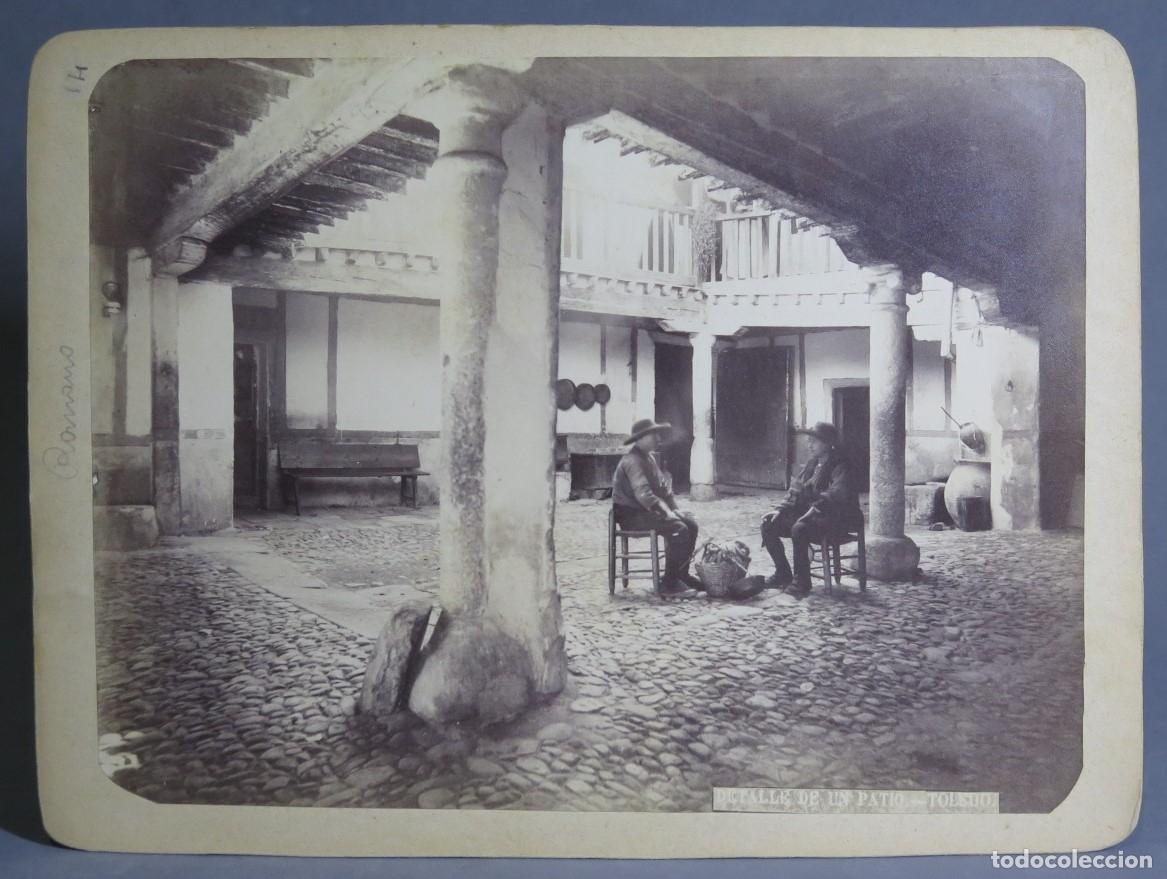 Fotograf&iacute;a antigua: FOTOGRAFIA. INTERIOR DE LA POSADA DE LA SANGRE CON DOS HOMBRES. CASIANO ALGUACIL (1832-1914)