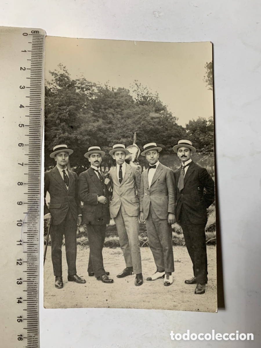 Fotografia antica: FOTO. GRUPO DE AMIGOS EN EL PARQUE. FOT&Oacute;GRAFO?.