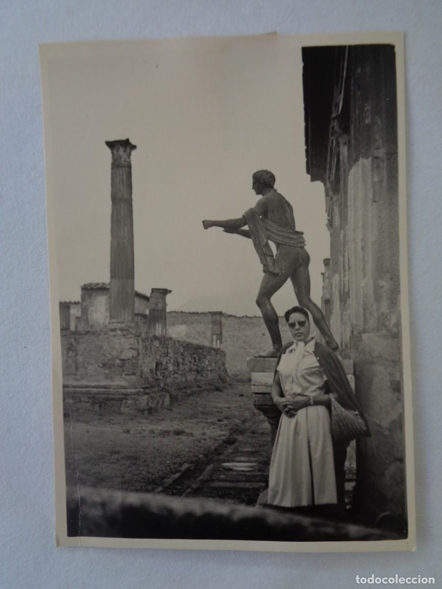 Fotograf&iacute;a antigua: FOTO DE MUJER CON PA&Ntilde;UELO EN LA CABEZA EN UNAS RUINAS ROMANAS, CREO QUE POMPEYA