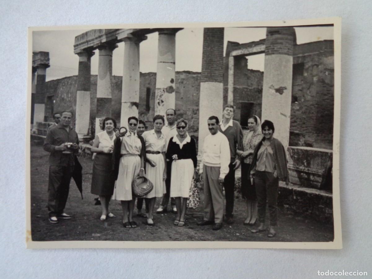 Fotograf&iacute;a antigua: FOTO DE GENTE, MUJERES CON PA&Ntilde;UELO EN LA CABEZA EN UNAS RUINAS ROMANAS, CREO QUE POMPEYA
