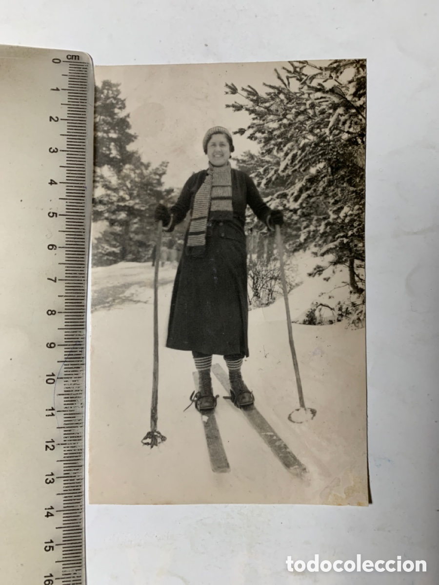 Fotograf&iacute;a antigua: FOTO. CON EL EQUIPO Y ESQU&Iacute; EN LA NIEVE. FOT&Oacute;GRAFO?.