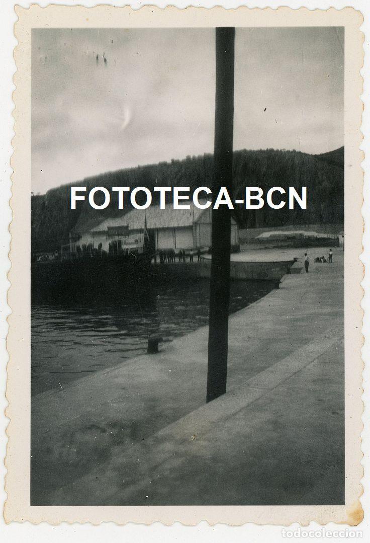 Fotograf&iacute;a antigua: FOTO ORIGINAL SANT FELIU DE GUIXOLS PUERTO TINGLADO ALMACEN BARCO A&Ntilde;OS 40