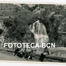 Fotografía antigua: FOTO ORIGINAL RIPOLL CASCADA RIO CASAS DE LA POBLACION AÑO 1956. Lote 387127574