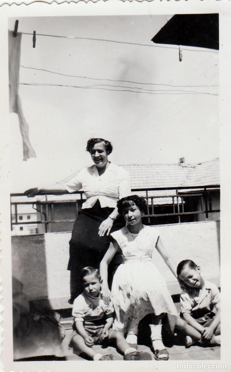 Antique Photography: Ni&ntilde;os &iquest;gemelos? y ni&ntilde;a en una azotea. A&ntilde;os 50. ry