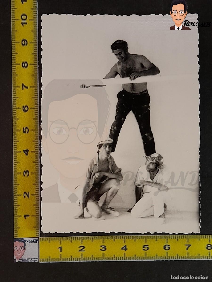 Photographie ancienne: OBREROS HACIENDO EQUILIBRISMOS - FOTO ANTIGUA EN BLANCO Y NEGRO A&Ntilde;OS 70 - ESPA&Ntilde;A ALBA&Ntilde;ILES