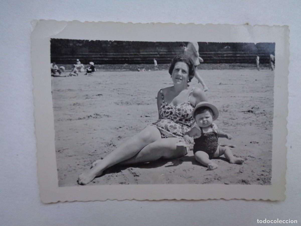 Antique Photography: FOTO DE MUJER Y NI&Ntilde;O EN BA&Ntilde;ADOR EN LA PLAYA. DE E. URUE&Ntilde;A , SAN SEBASTIAN