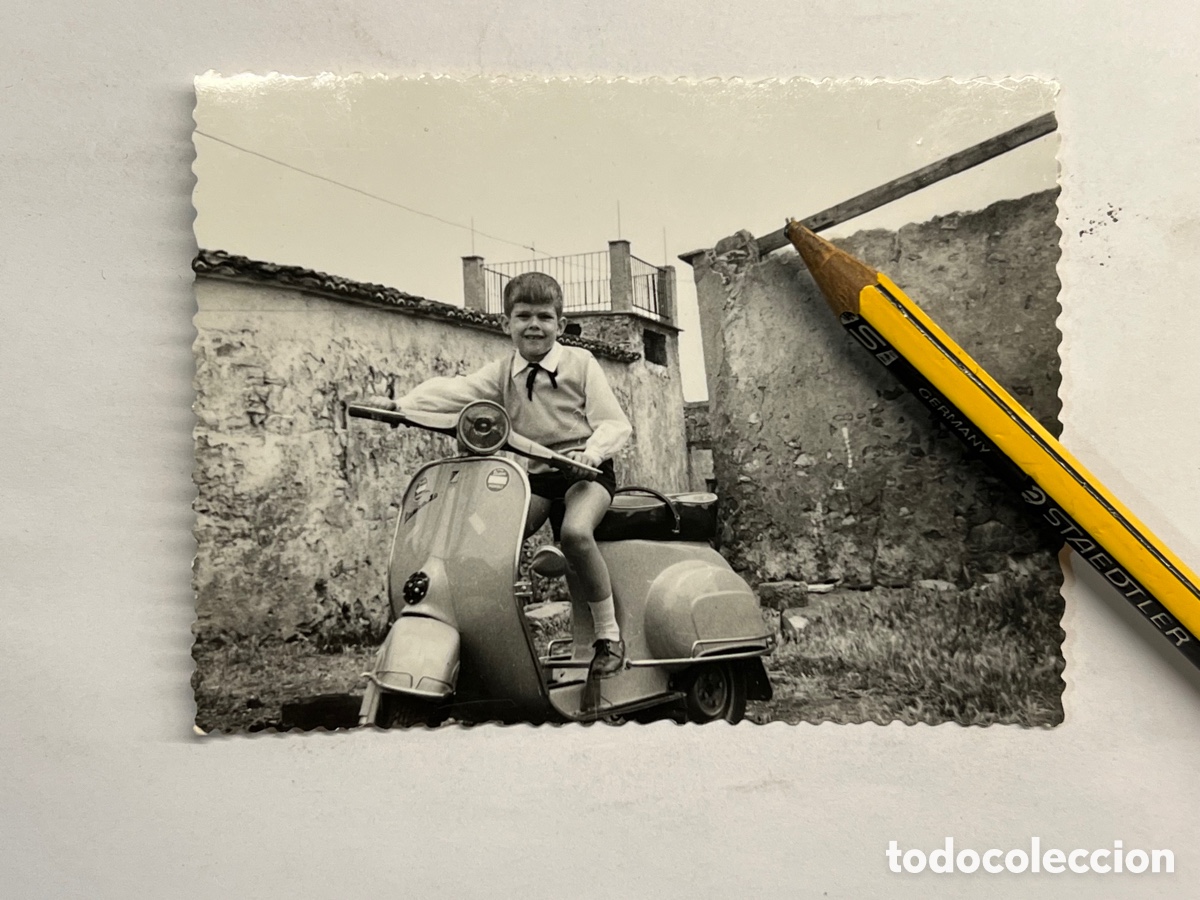 Fotograf&iacute;a antigua: NI&Ntilde;OS Y VESPA&hellip; fotograf&iacute;a antigua Enriquito y la vespa del abuelo&hellip; (h.1960?) Med&iacute;das: 7,5 x 10 cm.