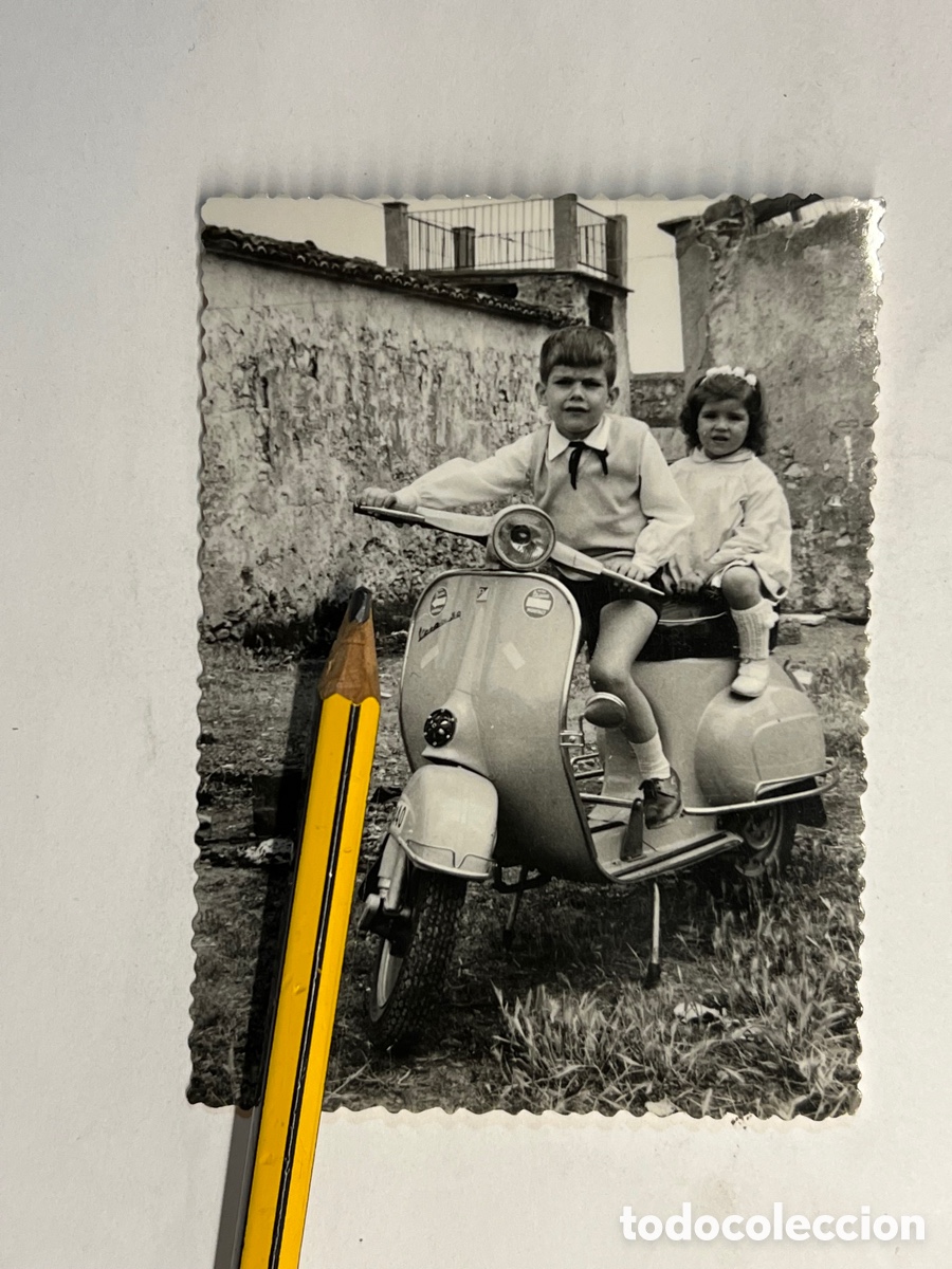 Fotograf&iacute;a antigua: NI&Ntilde;OS Y VESPA&hellip; fotograf&iacute;a antigua Enriquito y su hermana con la vespa del abuelo&hellip; (h.1960?)