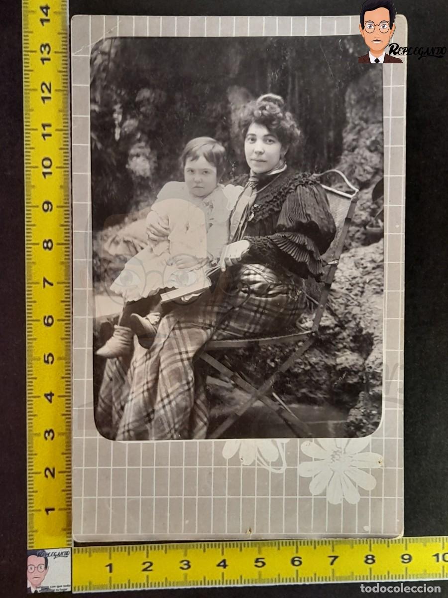 Photographie ancienne: CHICA JOVEN SENTADA EN SILLA CON NI&Ntilde;A EN JARDIN - FOTO POSTAL ANTIGUA A&Ntilde;OS 30 - MUJER