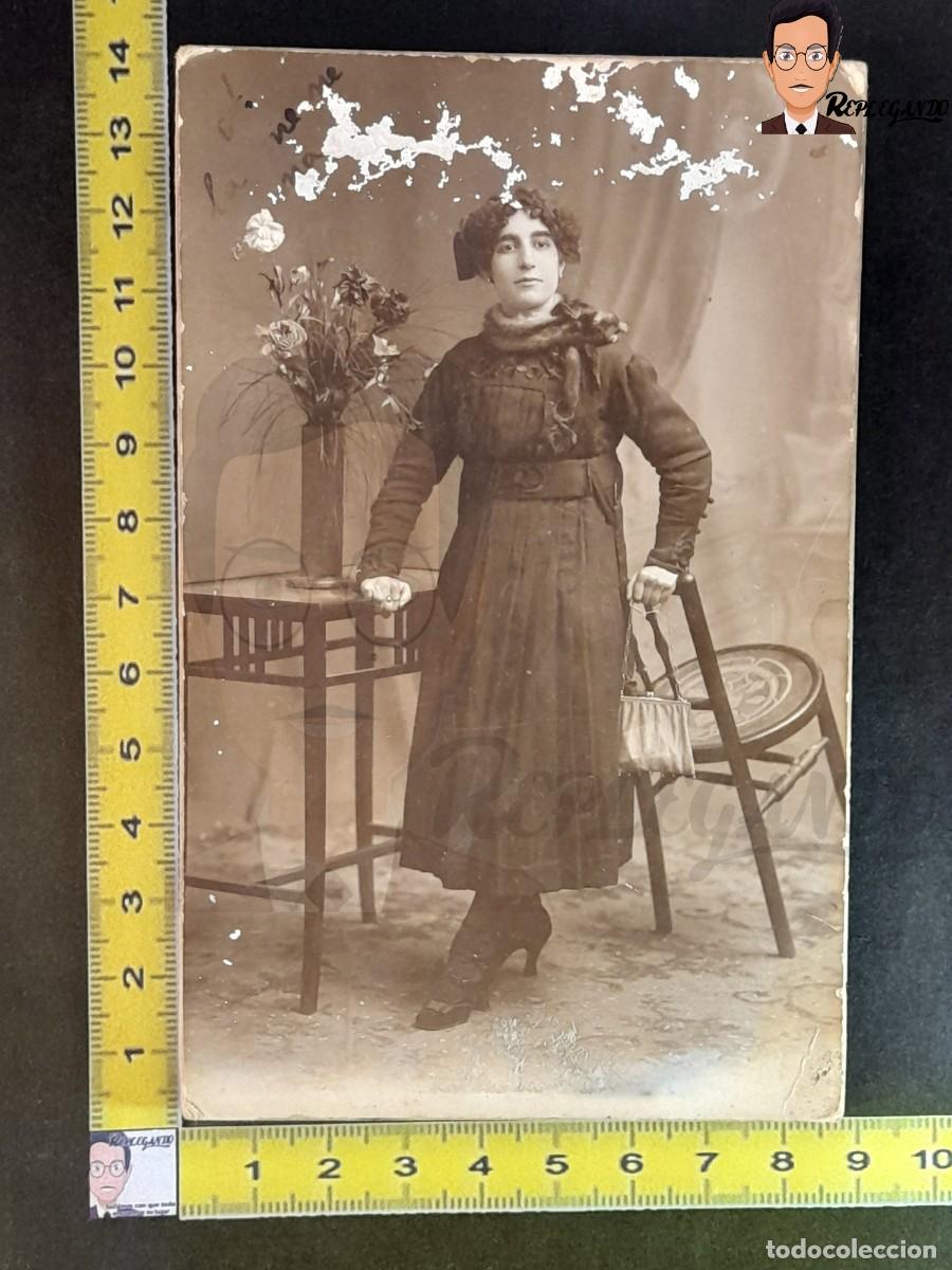 Antique Photography: RETRATO ELEGANTE MUJER POSANDO CON SILLA BOLSO PIEL - FOTO ESTUDIO ANTIGUA A&Ntilde;OS 20 - ESPA&Ntilde;A