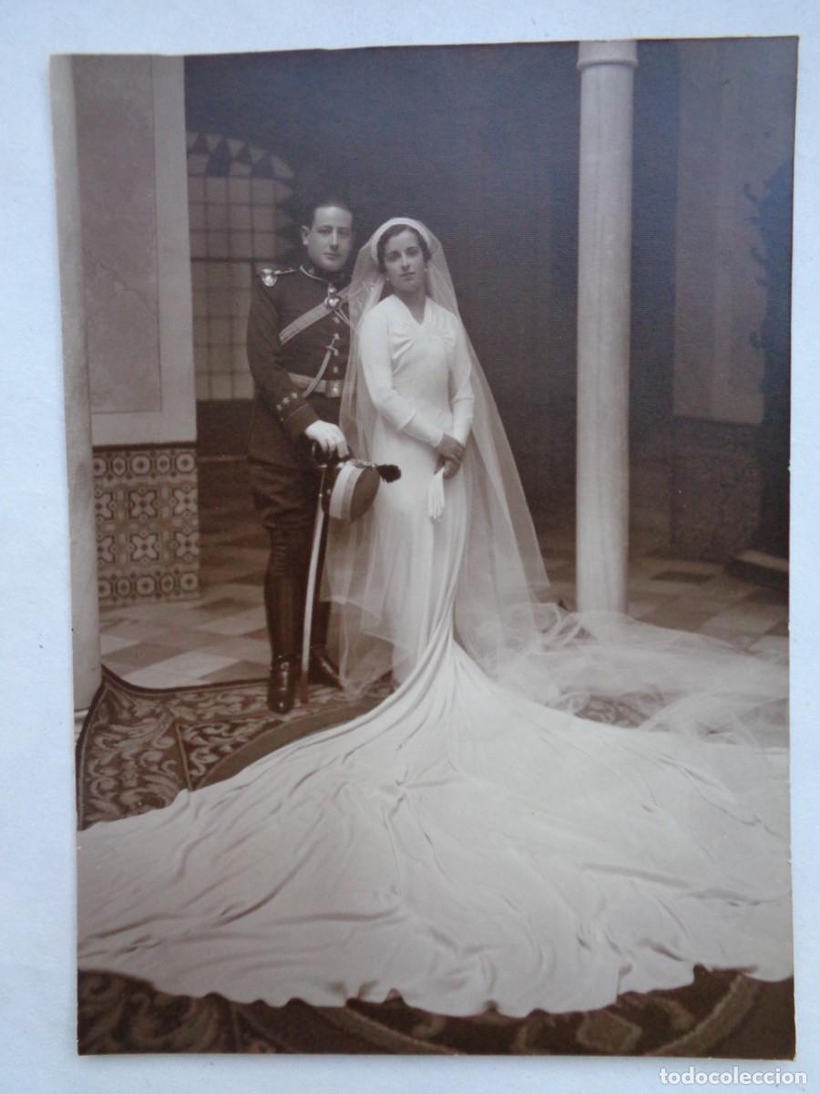 Fotograf&iacute;a antigua: PRECIOSA FOTO ESTUDIO BODA MILITAR, CAPITAN ARTILLERIA MONTADA CON ROS Y SABLE. 16 X 22 CM