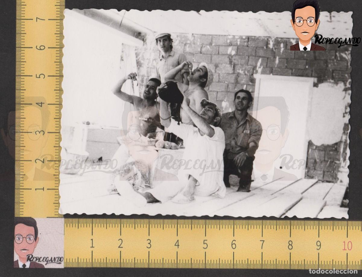 Photographie ancienne: OBREROS CONSTRUCCION BEBIENDO BOTA VINO - ALBA&Ntilde;ILES ALMUERZO - FOTO ANTIGUA A&Ntilde;OS 60/70 ESPA&Ntilde;A BCN
