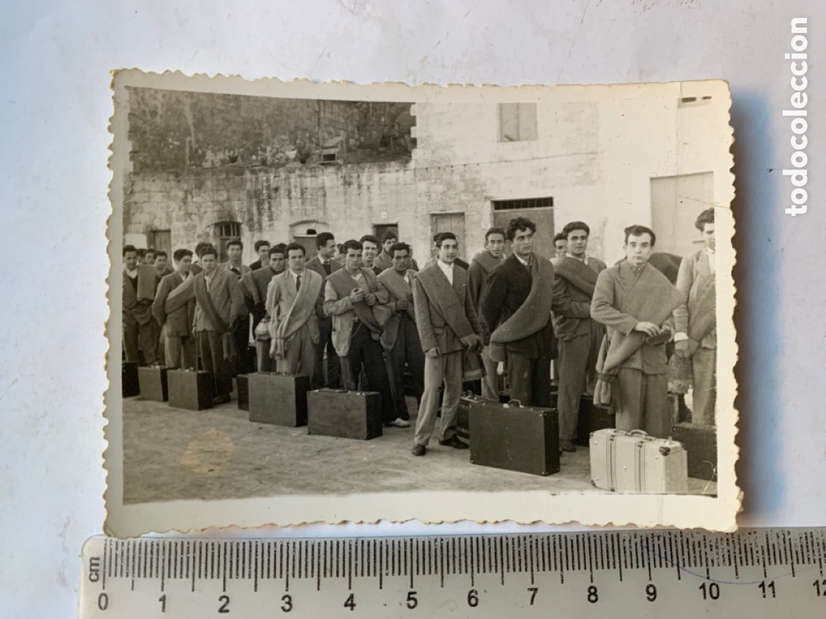 Fotograf&iacute;a antigua: FOTO. REEMPLAZO DE RECLUTAS CON SUS MALETAS A LA LLEGADA AL CUARTEL. FOT&Oacute;GRAFO?.