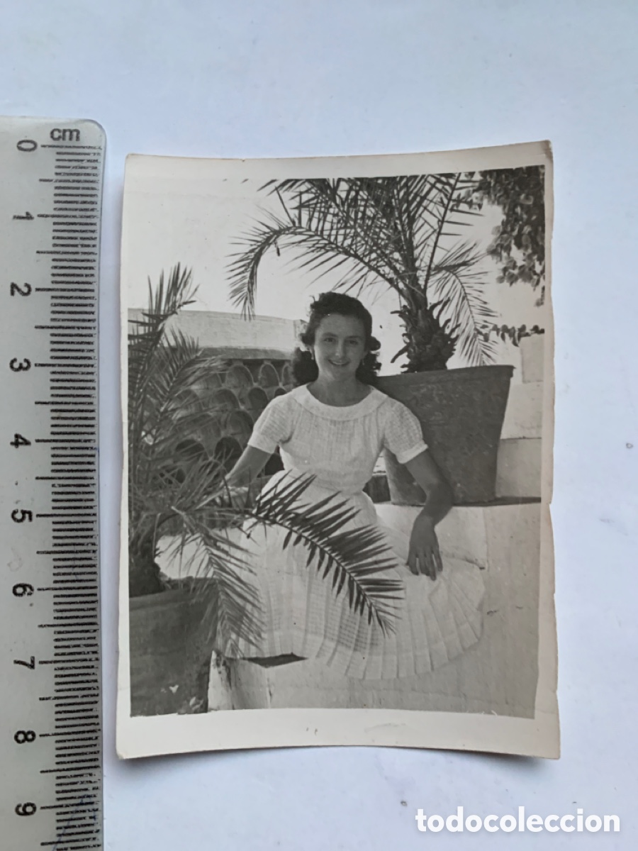 Fotograf&iacute;a antigua: FOTO. JOVEN CON VESTIDO BLANCO EN LA TERRAZA. FOT&Oacute;GRAFO?.
