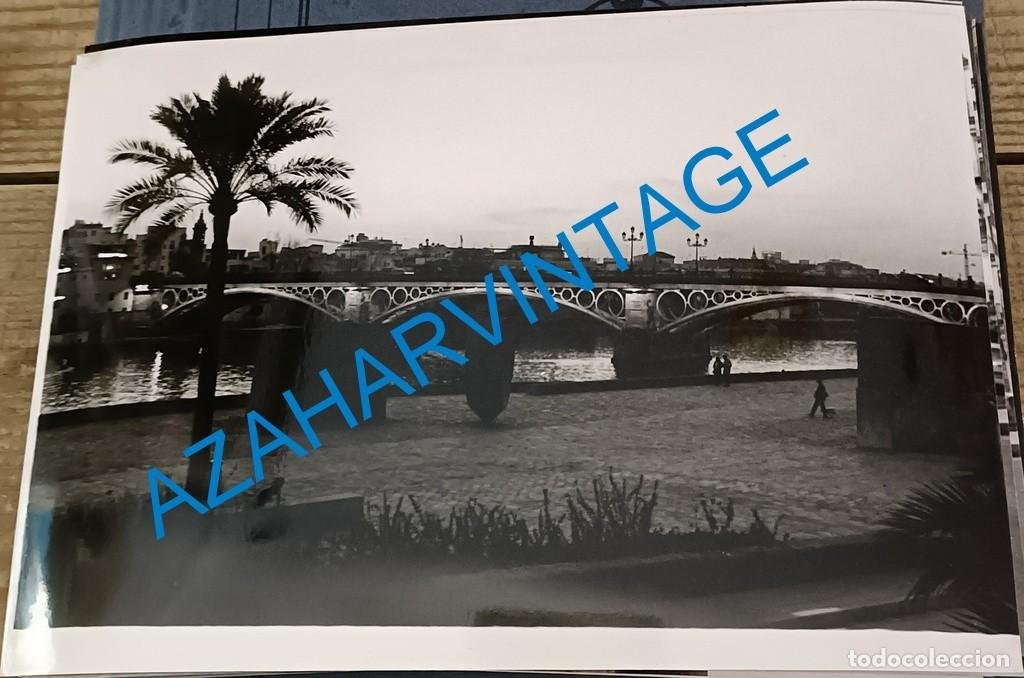 Vinilo Pixerstick Puente de Triana sobre el río Guadalquivir, Sevilla,  Andalucia 