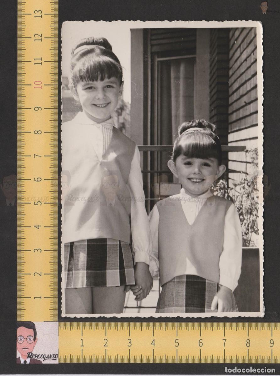 Photographie ancienne: DOS NI&Ntilde;AS SONRIENDO EN BALC&Oacute;N - RISA - FOTO ANTIGUA A&Ntilde;OS 50/60 - INFANCIA ESPA&Ntilde;A