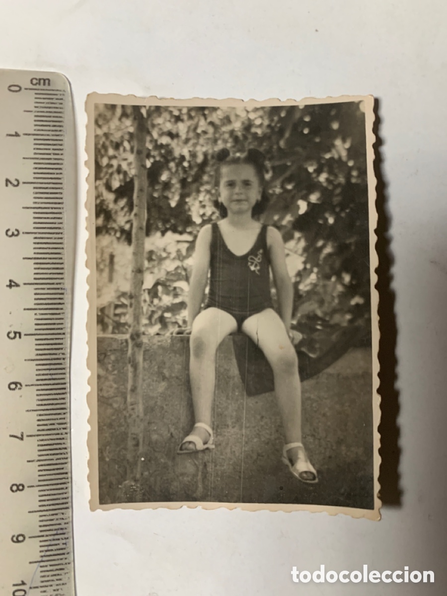 Alte Fotografie: FOTO CARTERA. PEQUE&Ntilde;A CON BA&Ntilde;ADOR EN EL MURO DEL JARDIN. FOT&Oacute;GRAFO?.