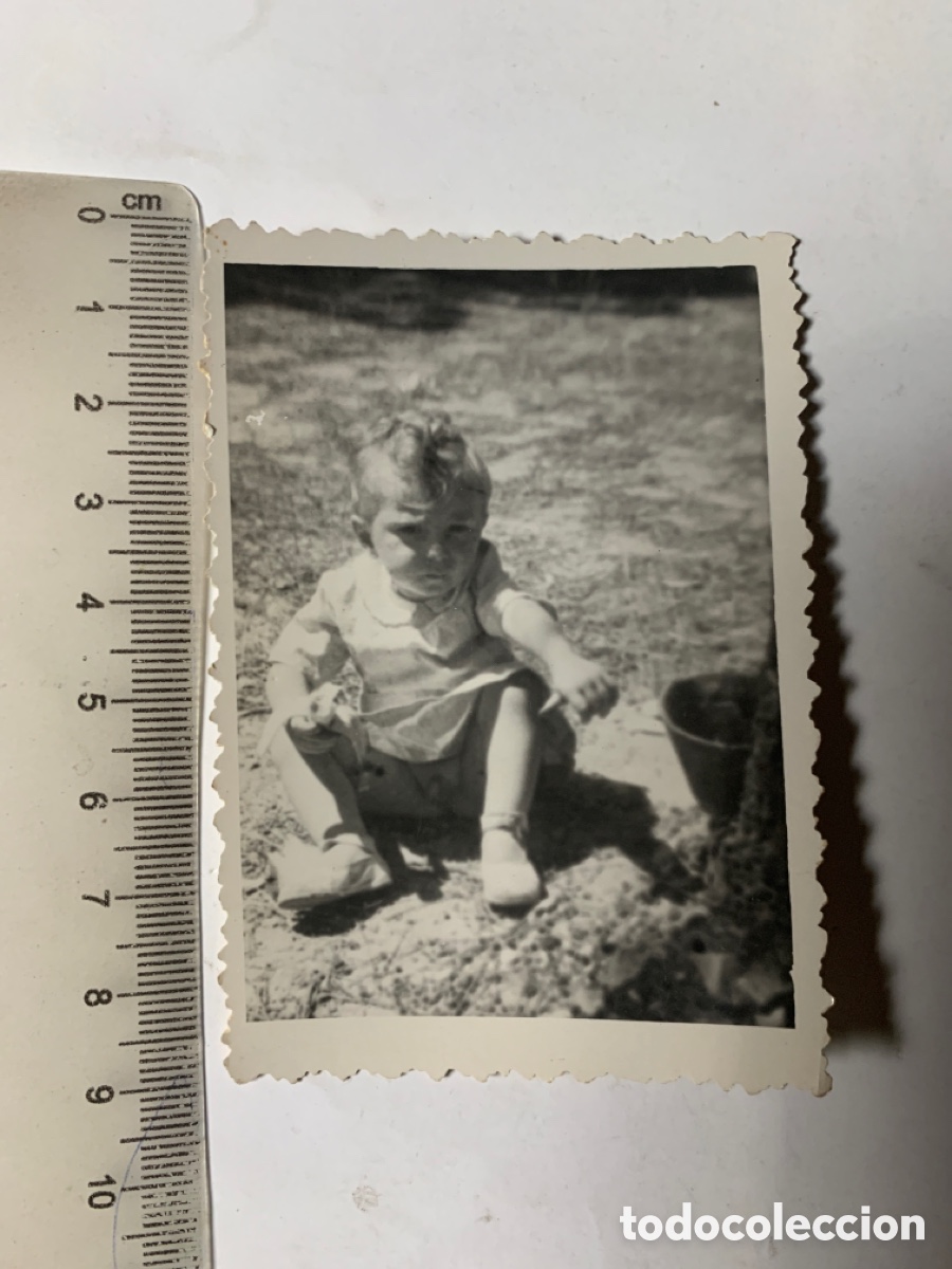 Alte Fotografie: FOTO CARTERA. SENTADO EN EL SUELO Y JUGANDO CON SUS COSAS. FOT&Oacute;GRAFO?.