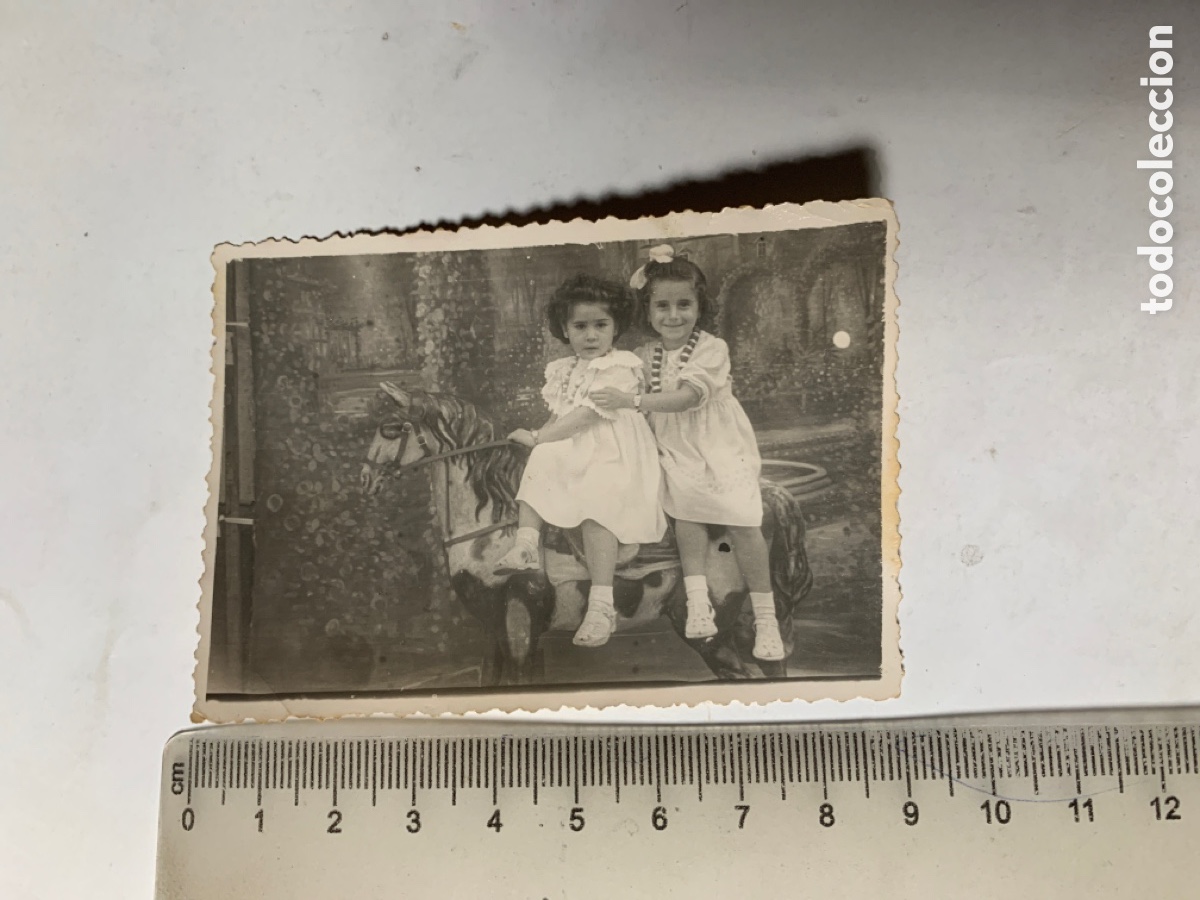 Alte Fotografie: FOTO CARTERA. MONTADAS SOBRE SU CABALLO DE CART&Oacute;N EN LA FERIA. FOT&Oacute;GRAFO?.