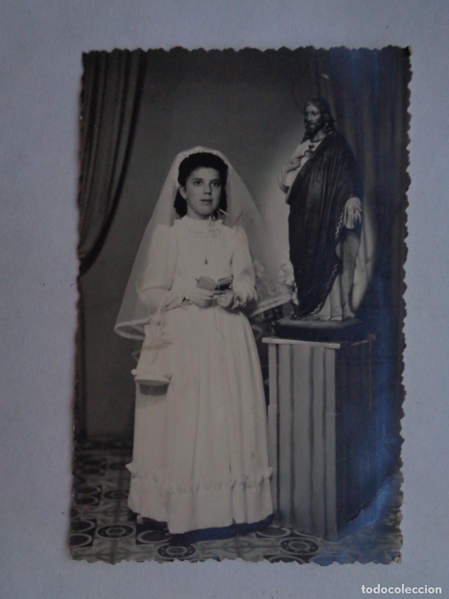 Fotograf&iacute;a antigua: PRECIOSA FOTO DE ESTUDIO DE NI&Ntilde;A DE PRIMERA COMUNION E IMAGEN DEL SAGRADO CORAZON