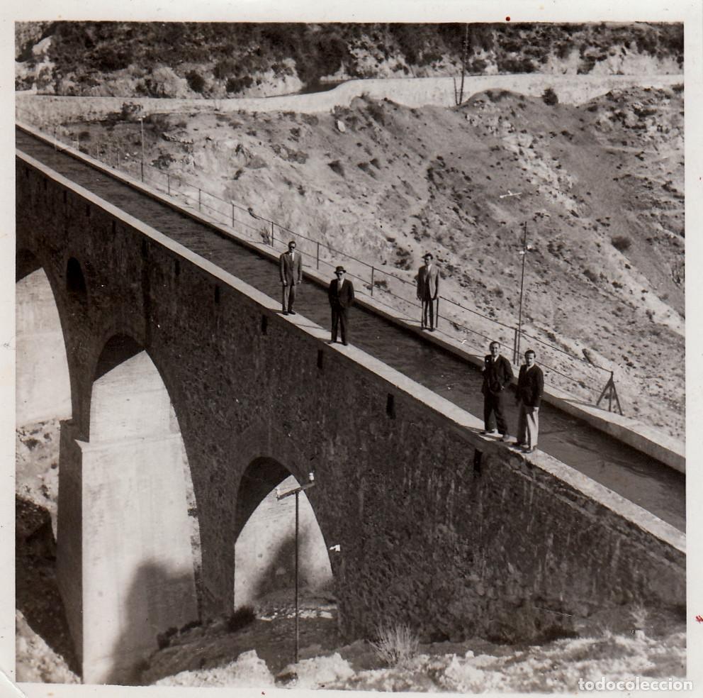 Antique Photography: Curiosa foto. Caballeros andando sobre un acueducto. A&ntilde;os 50. sb