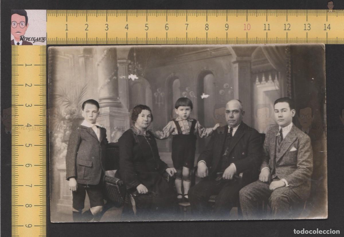 Fotografia antica: FAMILIA COMPLETA POSANDO / NI&Ntilde;OS Y PADRES / FOTO POSTAL ANTIGUA DE ESTUDIO A&Ntilde;OS 20/30 - ESPA&Ntilde;A