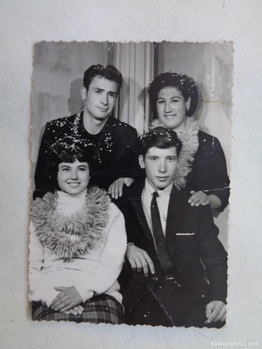 Fotograf&iacute;a antigua: FOTO DE CARNAVAL : JOVENES POSANDO RECUERDO CARNAVAL1965. DE BARMA, CADIZ