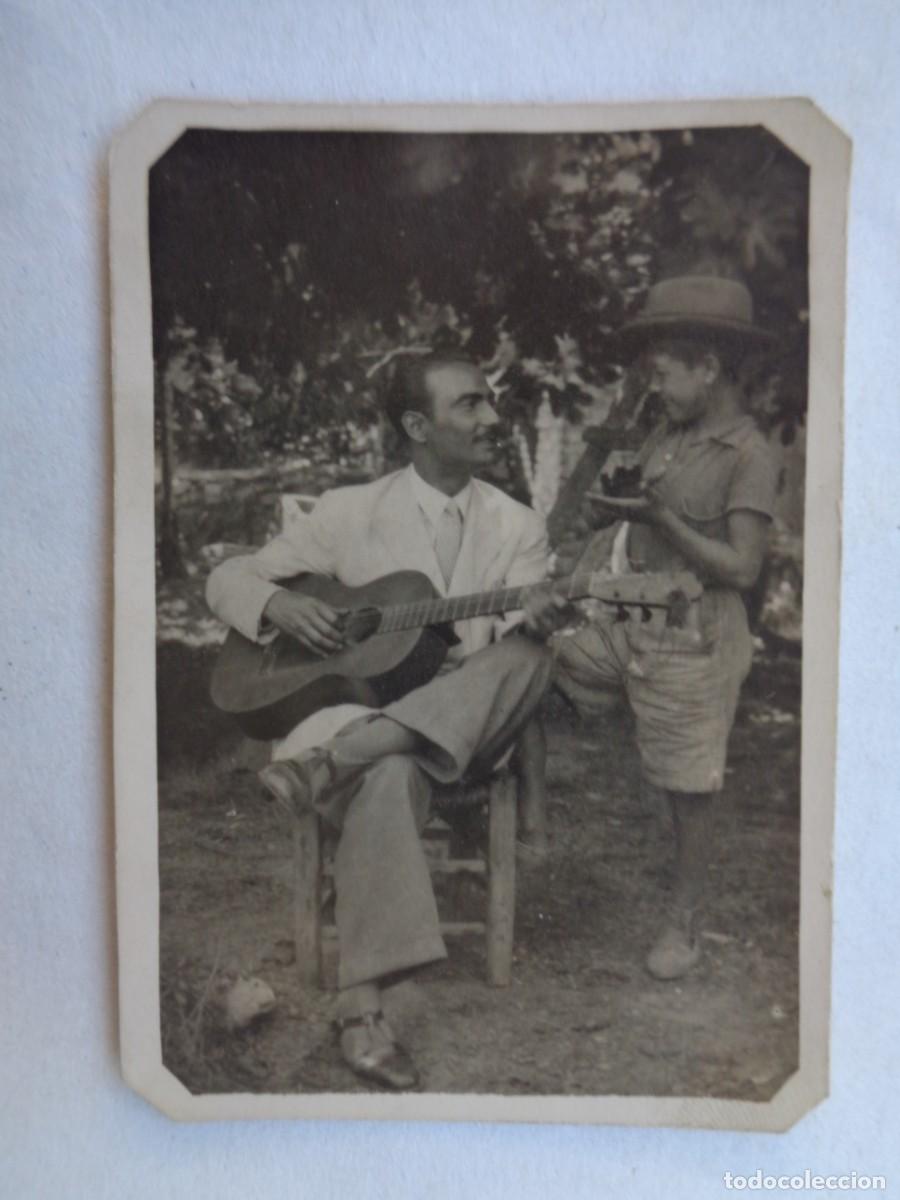 Alte Fotografie: FOTO DE HOMBRE TOCANDO LA GUITARRA Y NI&Ntilde;O CANTANDO