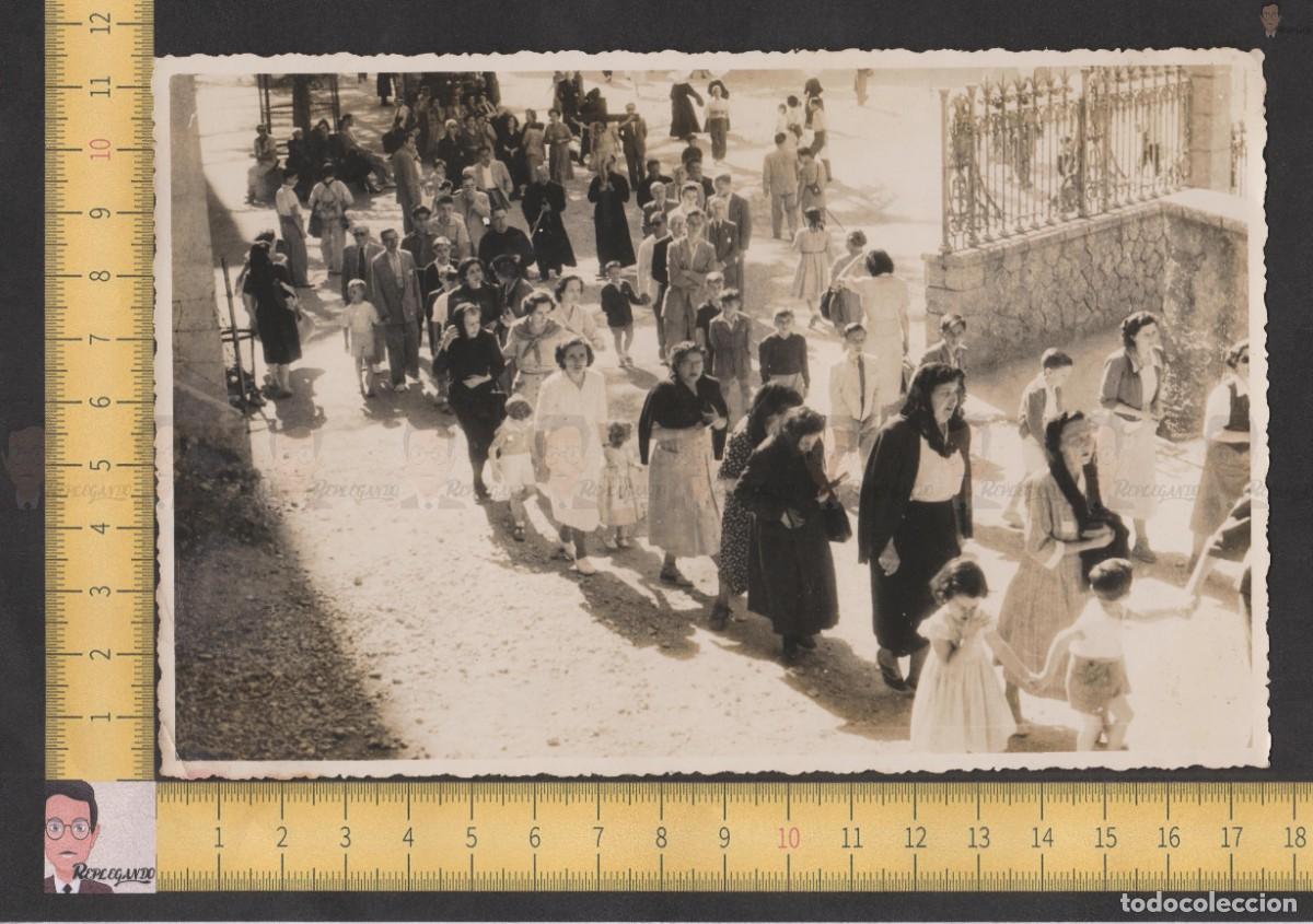 Photographie ancienne: MUJERES Y NI&Ntilde;OS EN PROCESI&Oacute;N CON CRISTO Y P&Aacute;RROCOS - FOTO ANTIGUA A&Ntilde;OS 30/40 - ESPA&Ntilde;A