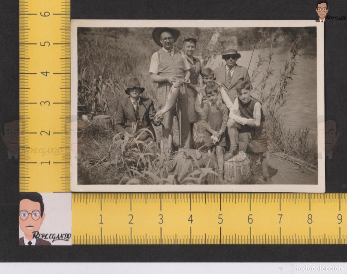 Photographie ancienne: D&Iacute;A DE PESCA - GRUPO GENTE PESCANDO - FOTO ANTIGUA BLANCO Y NEGRO A&Ntilde;O 1947 - NI&Ntilde;OS ESPA&Ntilde;A