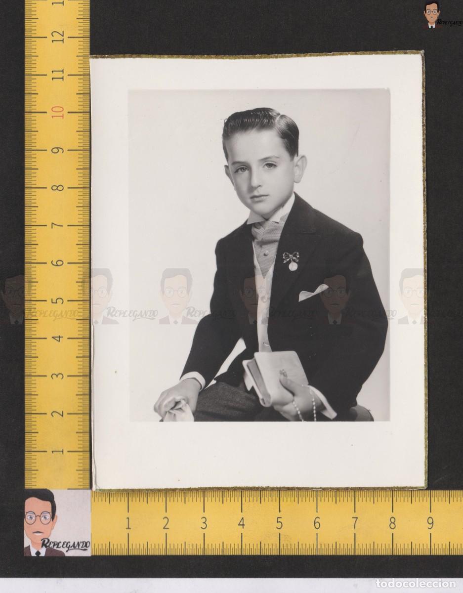 Fotograf&iacute;a antigua: NI&Ntilde;O CON ROSARIO Y MISAL / PRIMERA COMUNI&Oacute;N TRAJE / FOTO ANTIGUA ESTUDIO BLANCO NEGRO A&Ntilde;OS 60