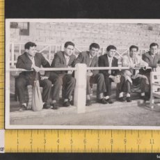 Fotografía antigua: CHICOS JOVENES SENTADOS GRADAS CAMPO EUROPA - FÚTBOL - FOTO ANTIGUA AÑO 1956 - BARCELONA ESTADIO