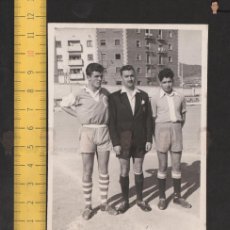 Fotografía antigua: JUGADORES FUTBOL Y ÁRBITRO AMERICANA - EQUIPO GUINARDÓ - FOTO ANTIGUA AÑO 1957 - CAMPO BARCELONA