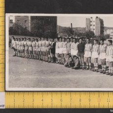 Fotografía antigua: ALINEACIONES EQUIPOS FUTBOL GUINARDÓ / POBLE SEC - FOTO AÑO 1956 - ¿CAMPO? BARCELONA JUGADORES