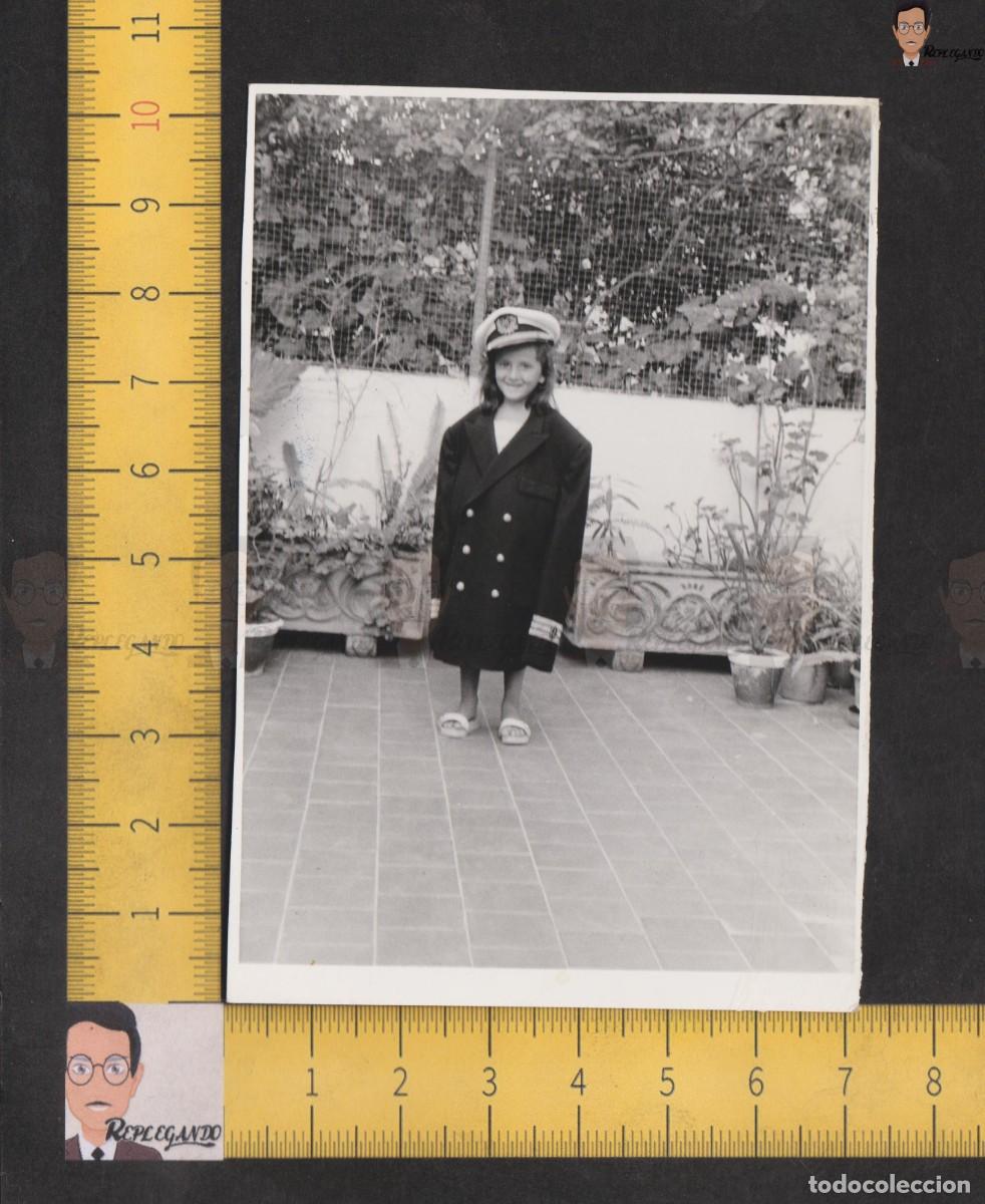 Photographie ancienne: NI&Ntilde;A JARD&Iacute;N CON GORRA Y UNIFORME &iquest;CAPITAN? MARINA MERCANTE - FOTO ANTIGUA A&Ntilde;OS 70 - ESPA&Ntilde;A