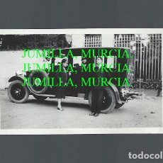 Fotografía antigua: JUMILLA, MURCIA. ANTES DE SUBIR AL COCHE. FOTÓGRAFO DESCONOCIDO. JUMILLA, MURCIA.
