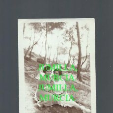 Fotografía antigua: JUMILLA, MURCIA. BAJO LA SOMBRILLA. HACIA 1920. FOTÓGRAFO DESCONOCIDO.