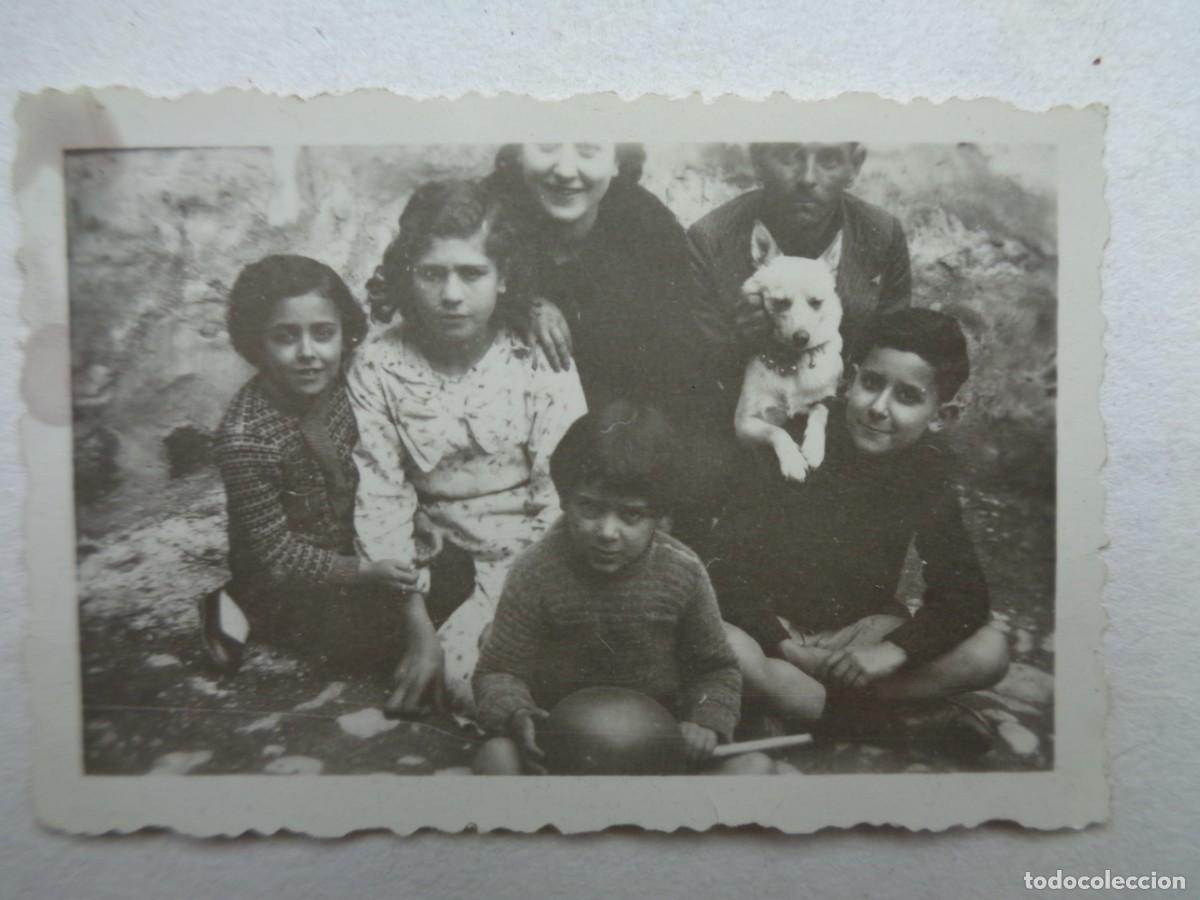 Alte Fotografie: PEQUE&Ntilde;A FOTO DE FAMILIA CON PERRO, A&Ntilde;OS 40 . DE TALAVERA