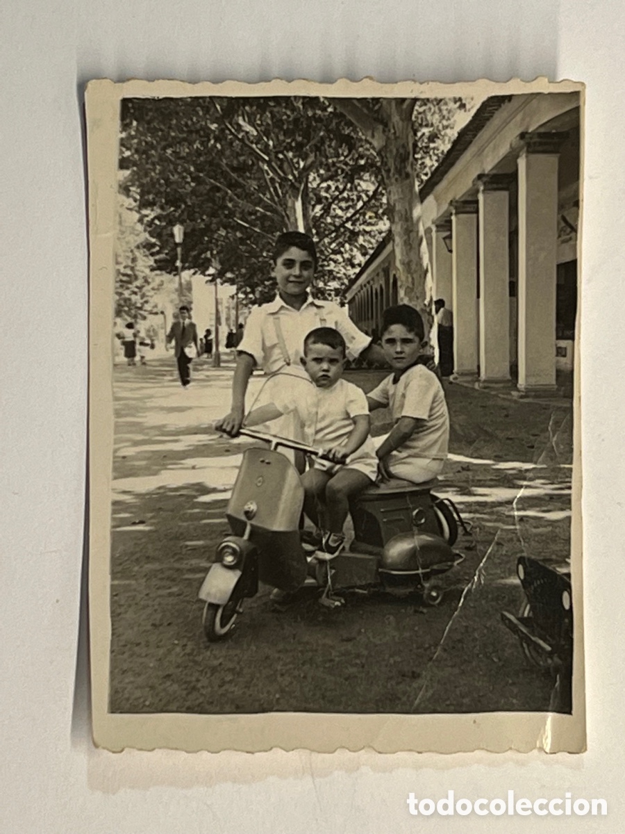 Fotograf&iacute;a antigua: NI&Ntilde;OS Y VESPA&hellip; Fotograf&iacute;a Los tres de la vespa&hellip;. (h.1960?)
