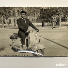 Fotografía antigua: VESPA.. FOTOGRAFÍA RECORRIENDO VALENCIA.. CUARTELES MILITARES DE LA ALAMEDA… INVIERNO DE 1958